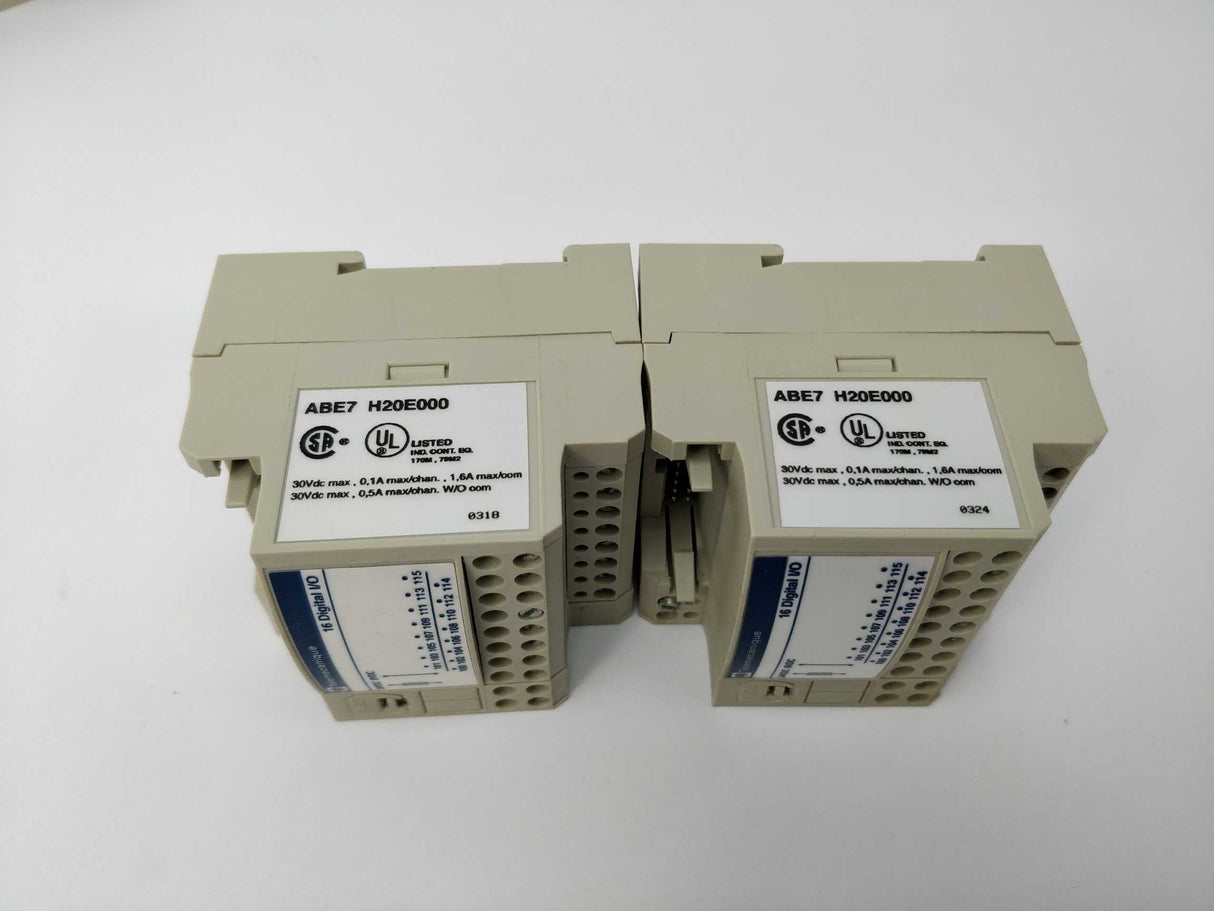 Schneider Electric TSXDSY32T2K With 2x H20E000 + 2x Cables