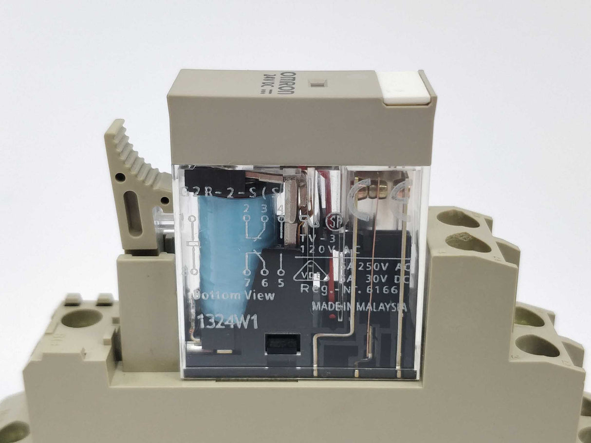 OMRON G2R-2-S (S) RELAY + P2RF-08-E