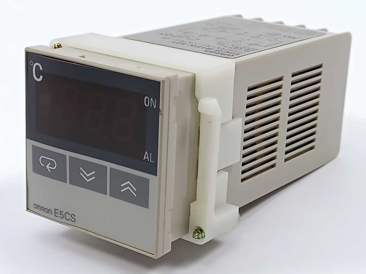 OMRON E5CS-R1PX-521 TEMPERATURE CONTROLLER