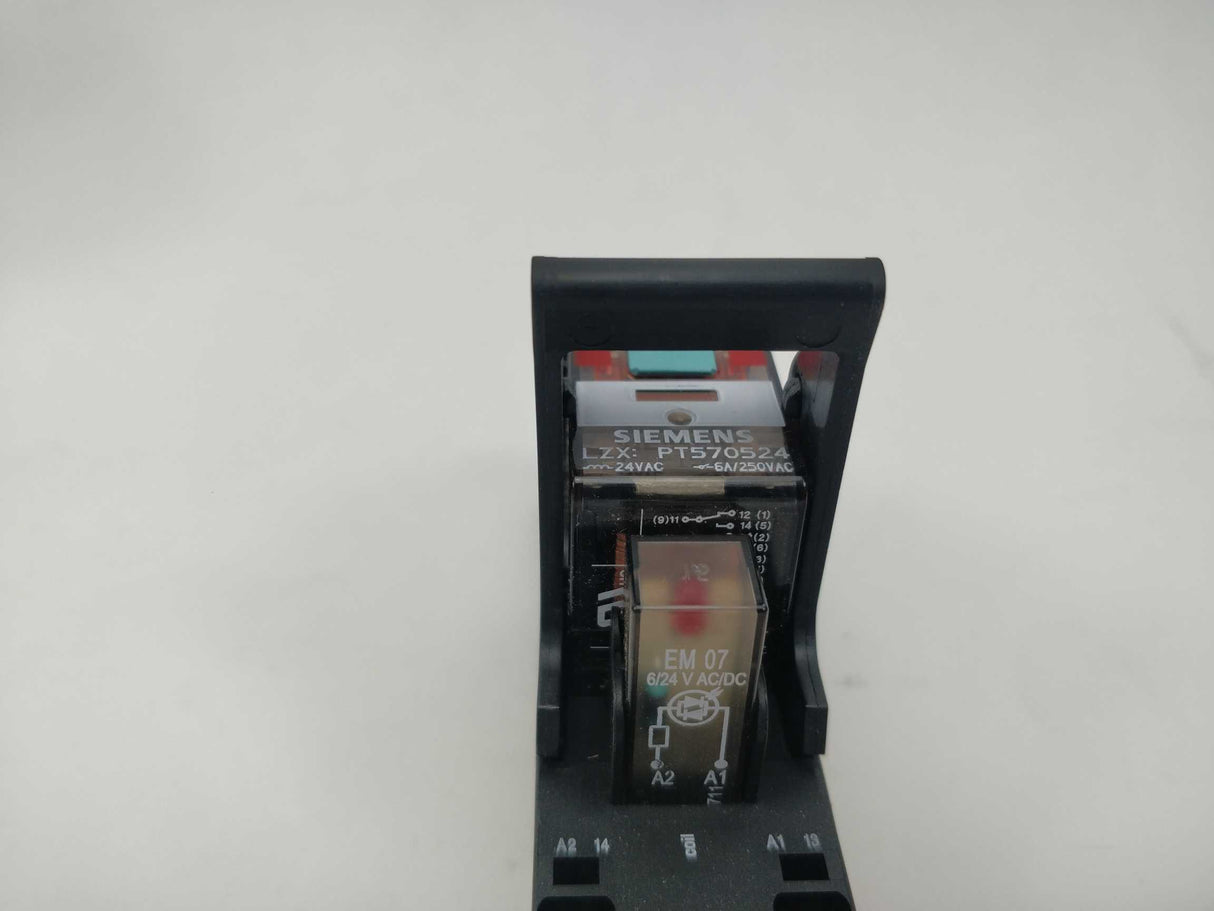 Siemens lZS:PT5D5R24 Plug-in Relay Complete Unit 4 Pcs.