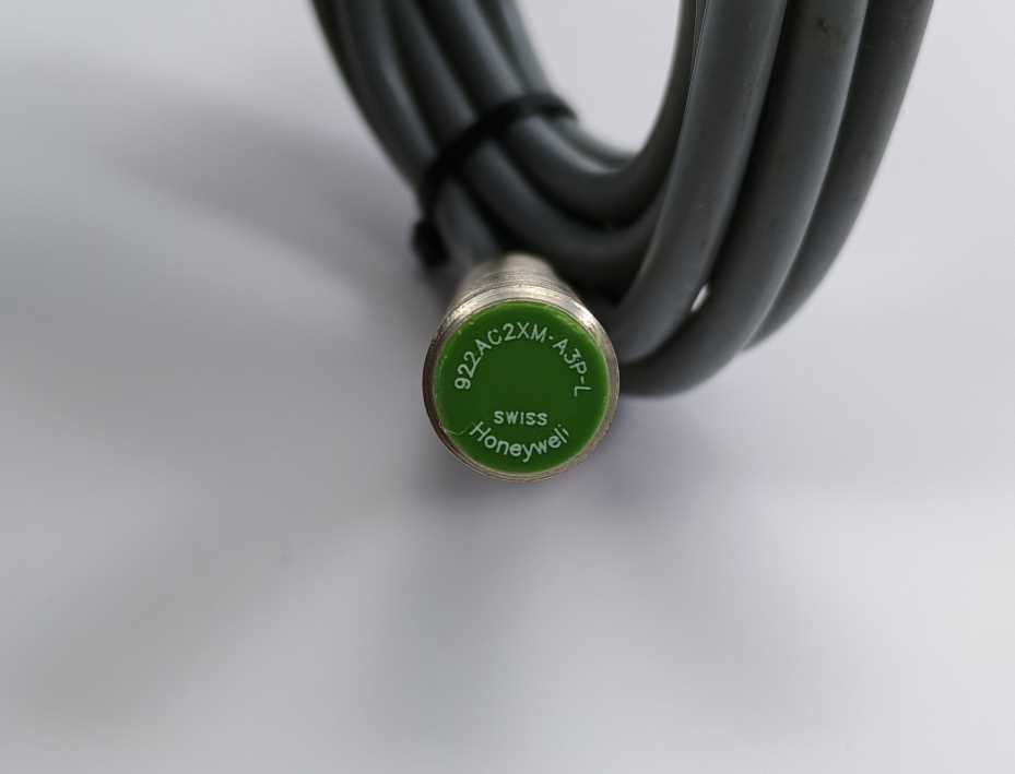 Honeywell 922AC2XM-A3P-L Proximity switch. Green top