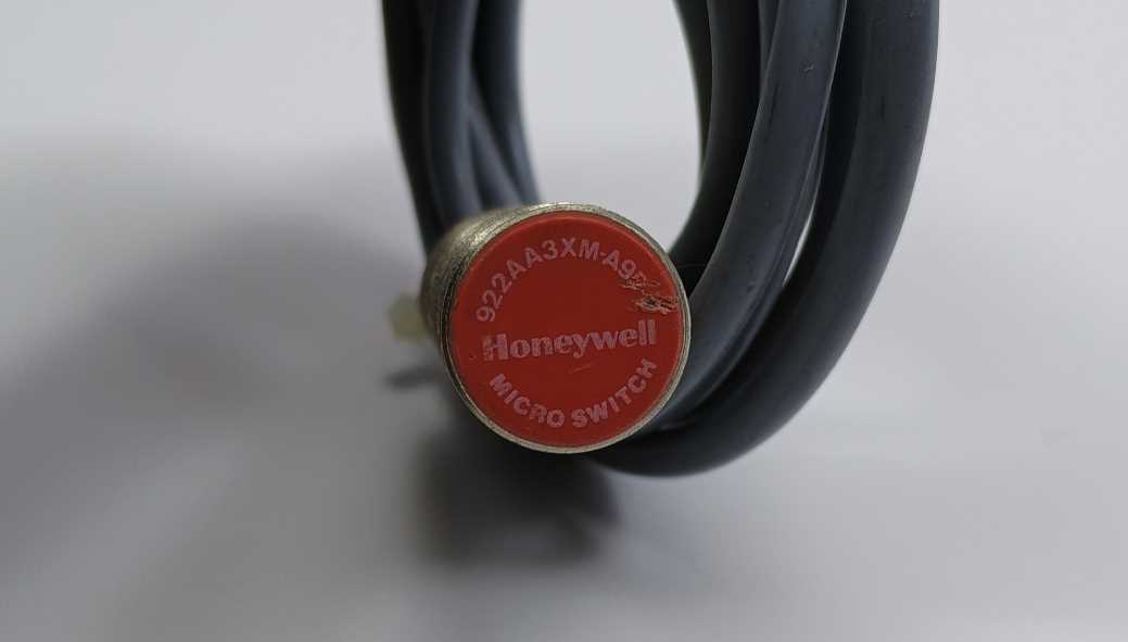 Honeywell 922AA3XM-A9P-L Micro Switch. Red top