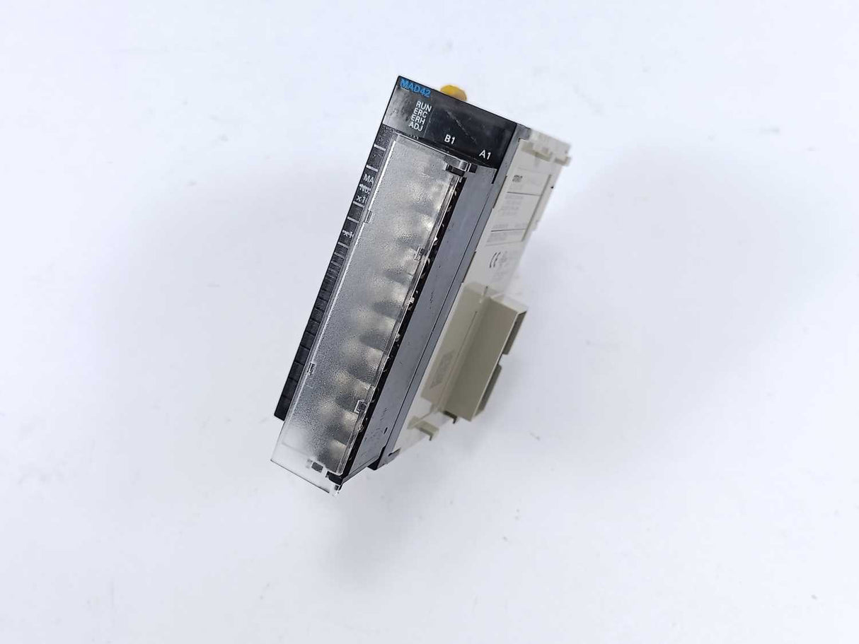 OMRON CJ1W-MAD42(SL) Output module w/ OD-507-18P Terminal block