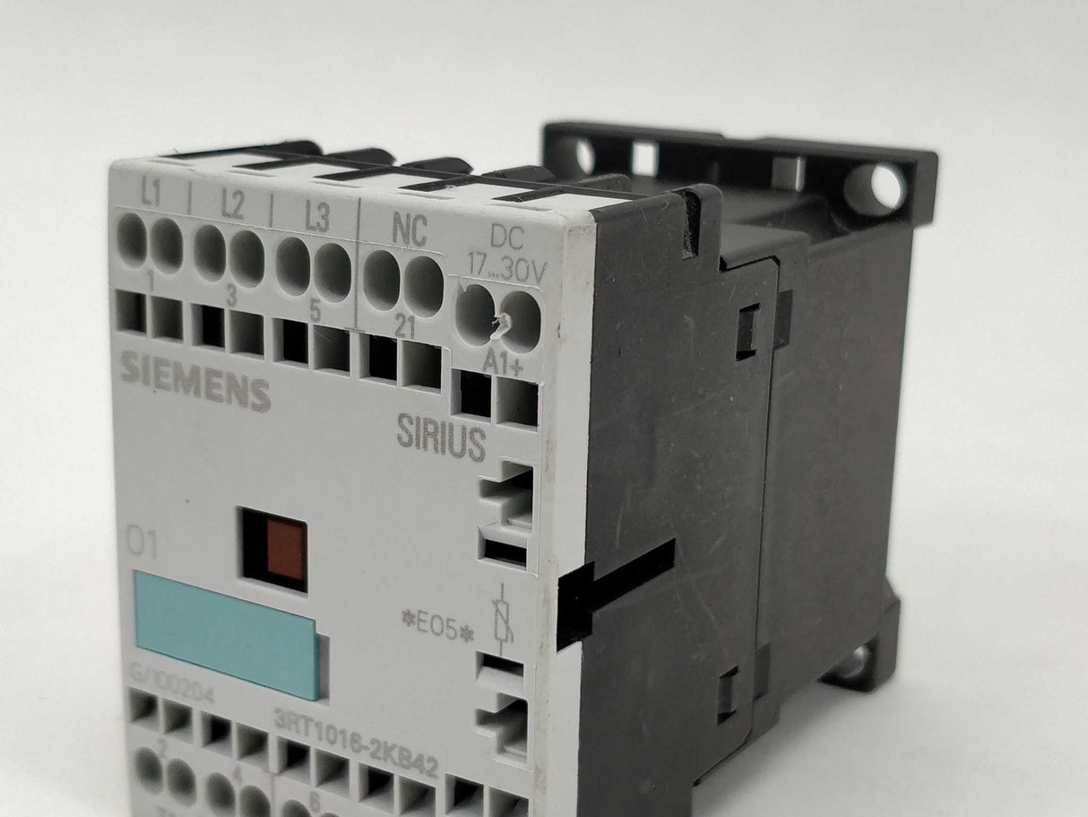 Siemens 3RT1016-2KB42 Power Contacter AC-3 9 A, 4KW/ 400 V. 17-30VDC