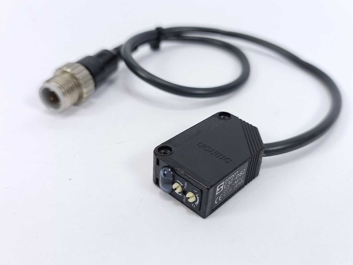 OMRON E3Z-D82-M1J Photoelectric Sensor 0.3M