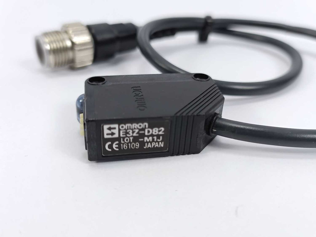 OMRON E3Z-D82-M1J Photoelectric Sensor 0.3M